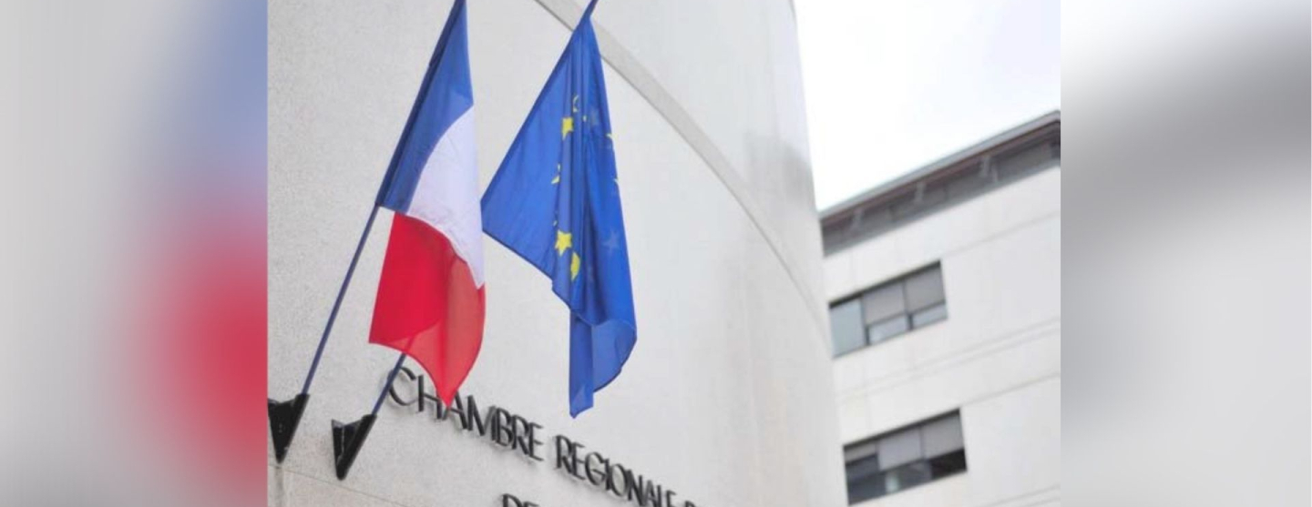 Photo des drapeaux français et européen sur le fronton du bâtiment de la Chambre régionale des comptes Pays de la Loire. Crédits : CRC Pays de la Loire
