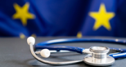 Vue d’un stéthoscope devant le drapeau de l’Union européenne