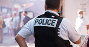 Vue d'un policier dans la rue