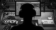 Un homme produit de la musique électronique en studio
