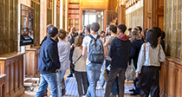 Visiteurs découvrant la Cour des comptes lors des Journées europénnes du patrimoine