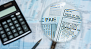 Calculette, loupe et fiche de paie