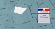 Vue d'une carte d'électeur posée sur des enveloppes bleues servant au vote