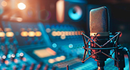 Micro devant une table de mixage
