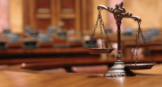 Balance de la justice posée dans un tribunal