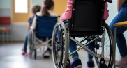 Enfants en fauteuils roulants dans une salle de classe