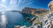 Côte rocheuse et mer bleue
