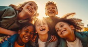 Visages d'enfants souriants rassemblés / Généré à l’aide de l’IA