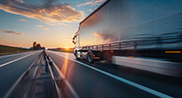 Camion roulant sur une autoroute