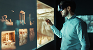 Personne portant un casque de réalité virtuelle