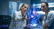 Médecins analysant un cliché radiologique