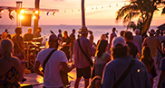 Touristes dansant sur une plage